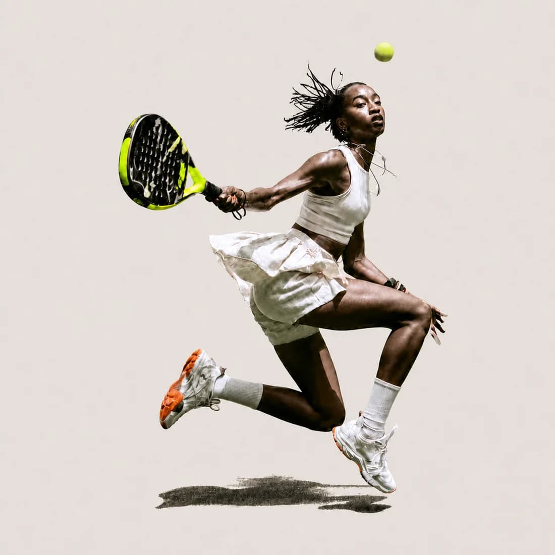 Eine Padelspielerin schlägt nach dem Ball